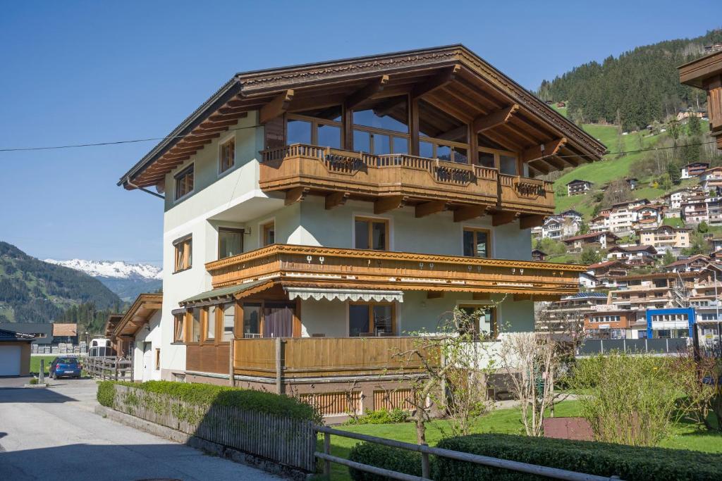 Apart Pfister, Hippach