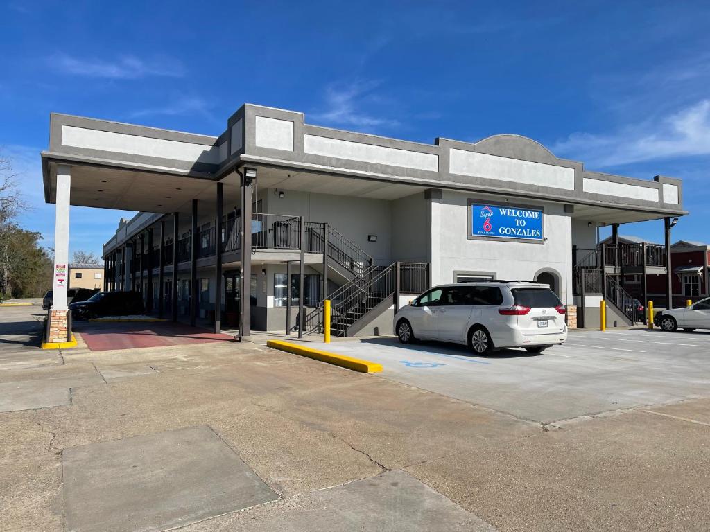 Super 6 Inn &amp; Suites — Hotel in Gonzales (LA)