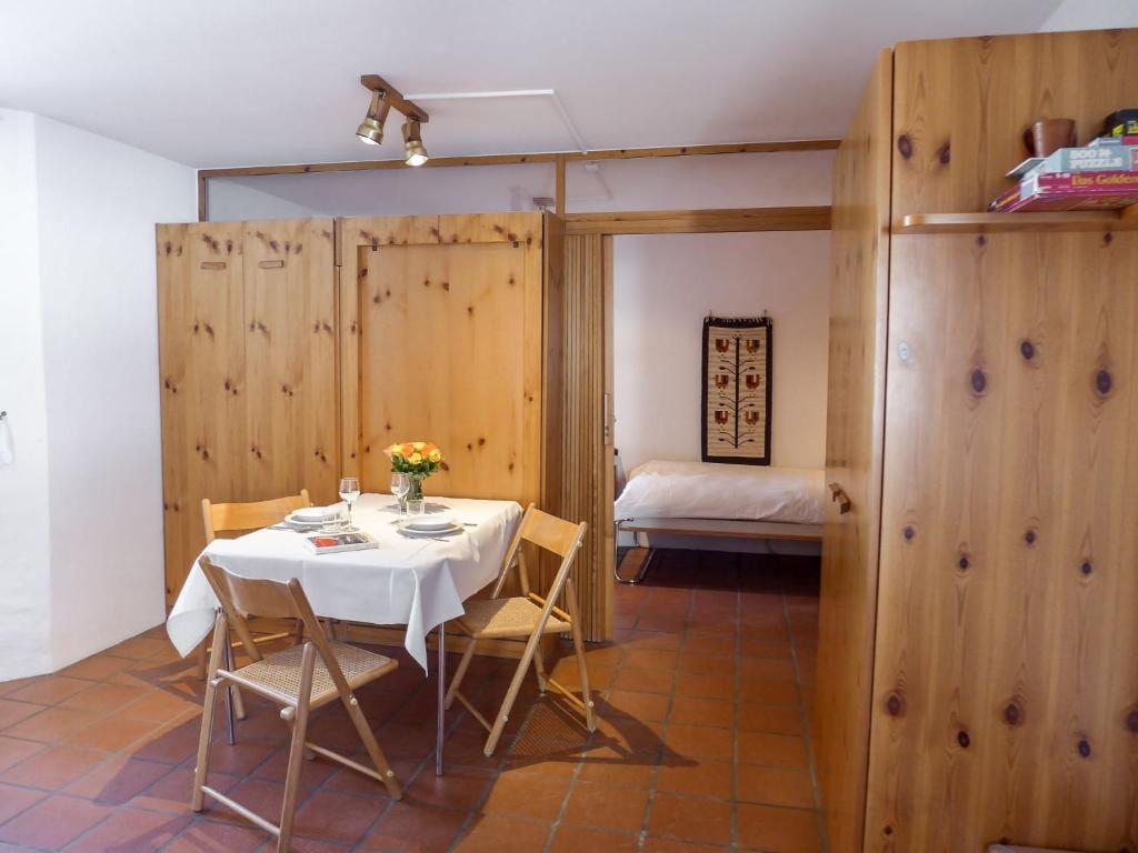Apartment Chesa Maurus A12 by Interhome - 3