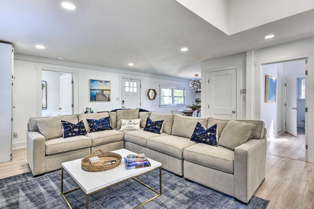 Colorful St Marys Home Walk to Waterfront! in Saint Marys (GA