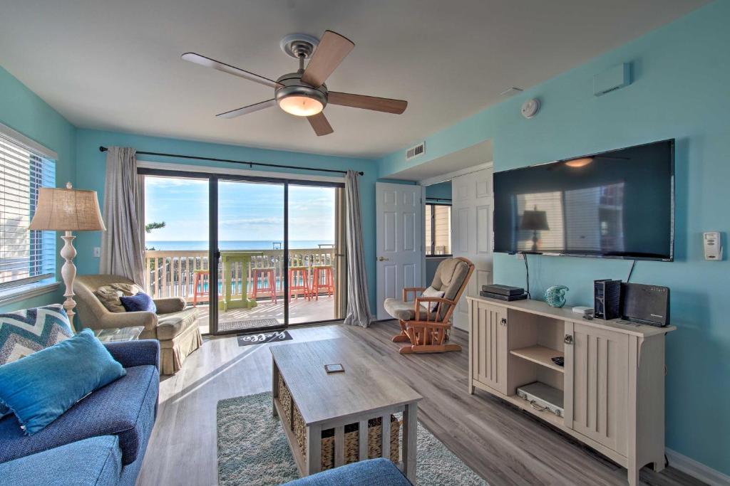 Ocean-View Condo with Deck Steps to Carolina Beach 전경