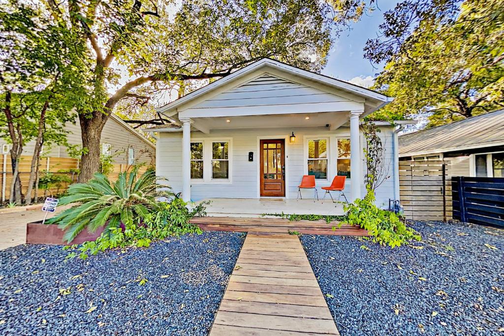 Lavish Escape, Austin