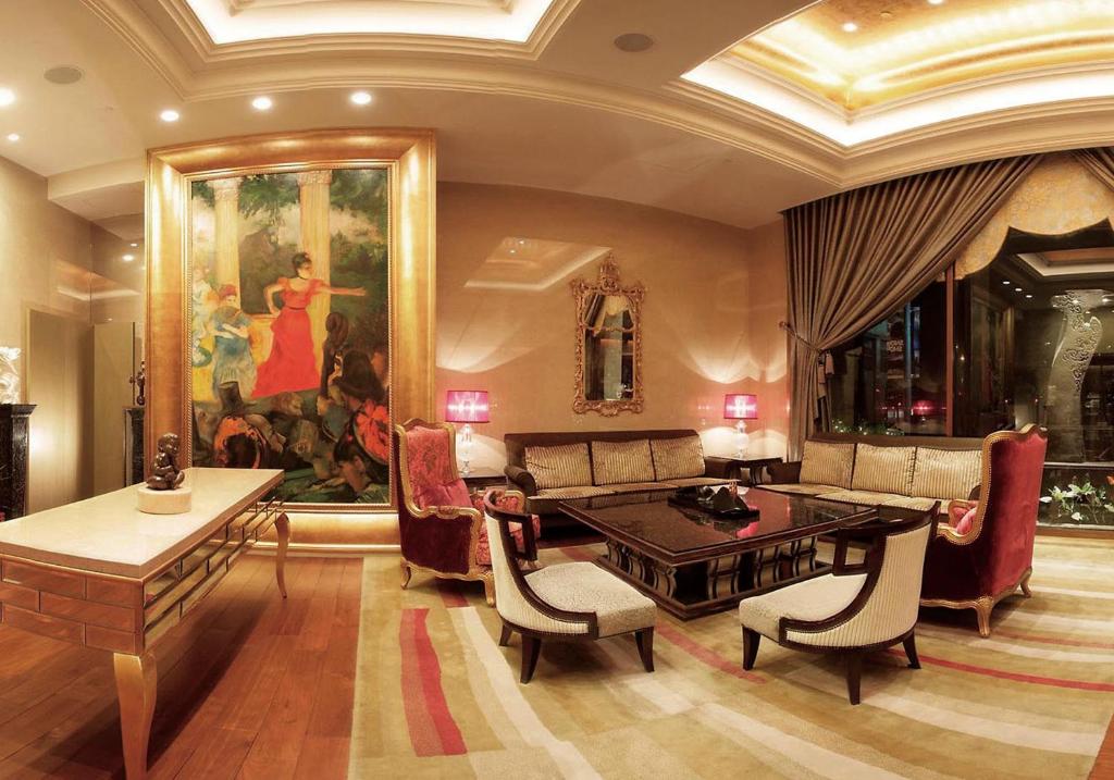 Shared lounge/TV area