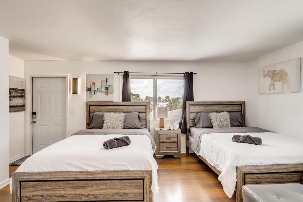 Coral Sands HUGE Studio w/ 2 Queen beds!, West Palm Beach