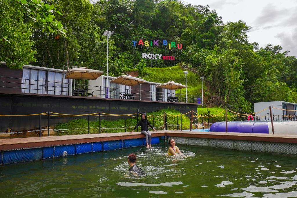 Roxy Tasik Biru Resort City Bau photo