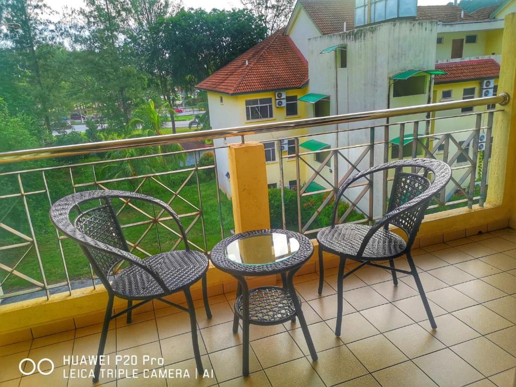 Teluk Batik Holiday Apartment의 정원 및 야외 시설 사진
