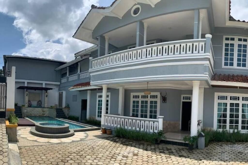Villa Rusa (Best Place you can get in da' town!) — Hotel in Sukabumi