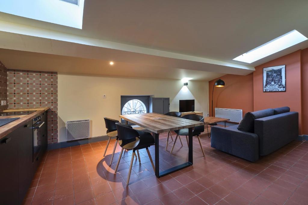 AUTOUR DU CHATEAU - 2