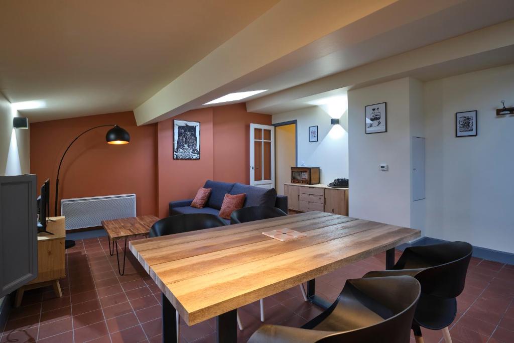 AUTOUR DU CHATEAU - 1