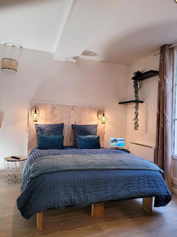 L établissement LA PLAGE A 2 PAS vous propose, 3 Appartements DEUX chambres, 1 appartement une pièce , NETFLIX, lits faits à votre arrivée, serviettes de toilette, Ménage, Wifi, en hyper centre ,Plage à 100m, BOX à Vélos, paiement 3 fois sans frais - 4
