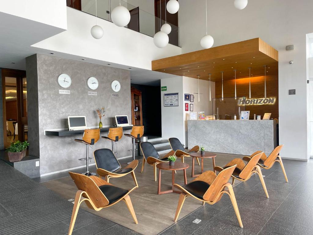 Hotel Horizon and Convention Center フロント・ロビー