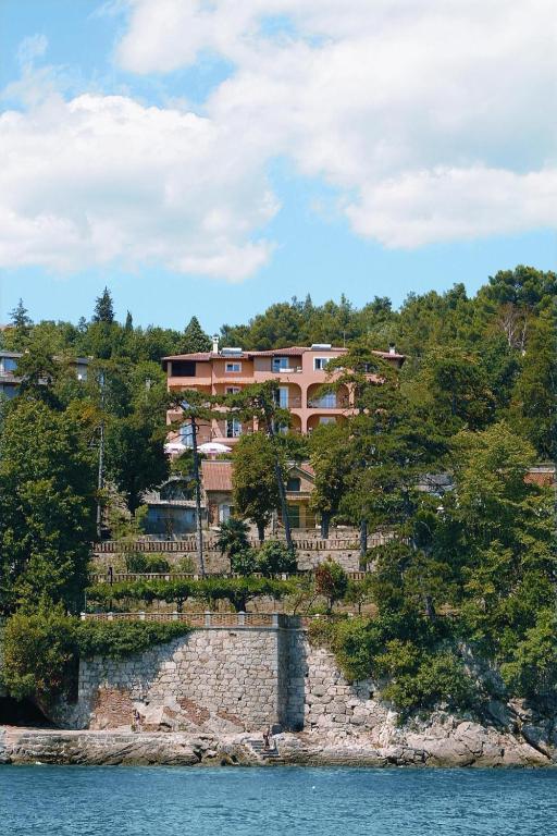 Villa Volosko — Hotel in Opatija