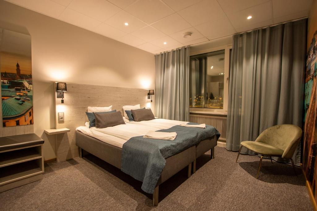 Double or Twin Room with Shared Bathroom