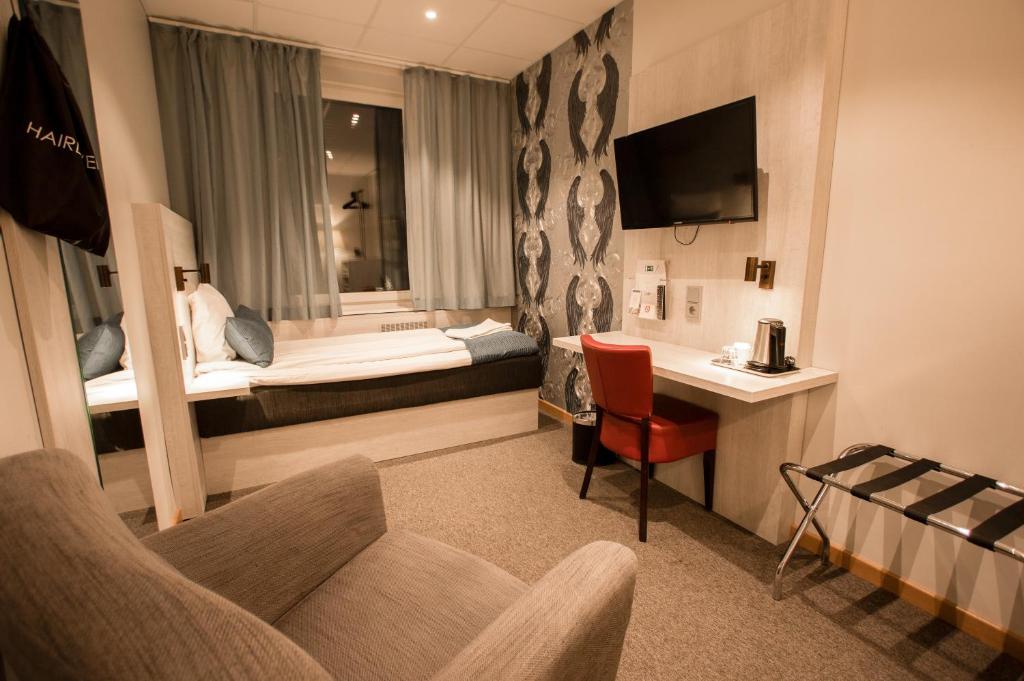 Single Room with Shared Bathroom