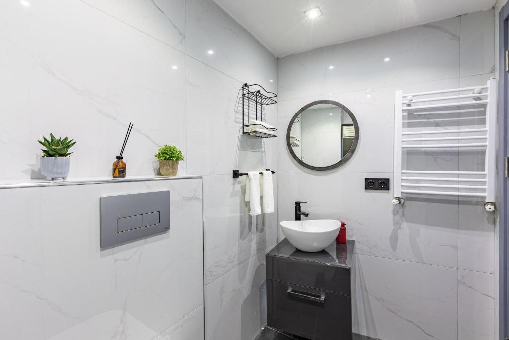 Central Location and Backyard in the Heart of Kadikoy photo
