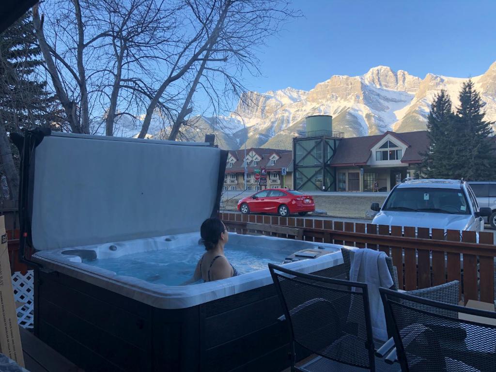 Mountain View Escape with Private Hot Tub & Patio, Canmore