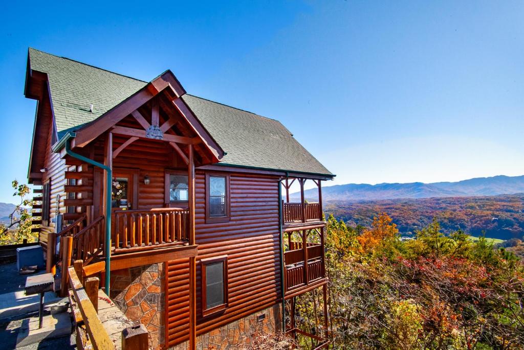 Above It All with Mountain Views, Hot Tub and Theater Room, Sevierville