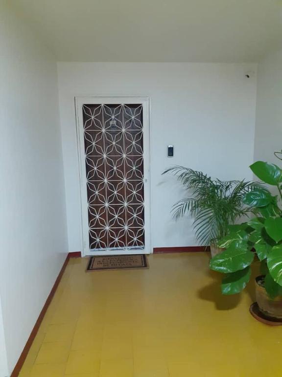 Confortable apartamento ejecutivo en la California — Hotel in Caracas