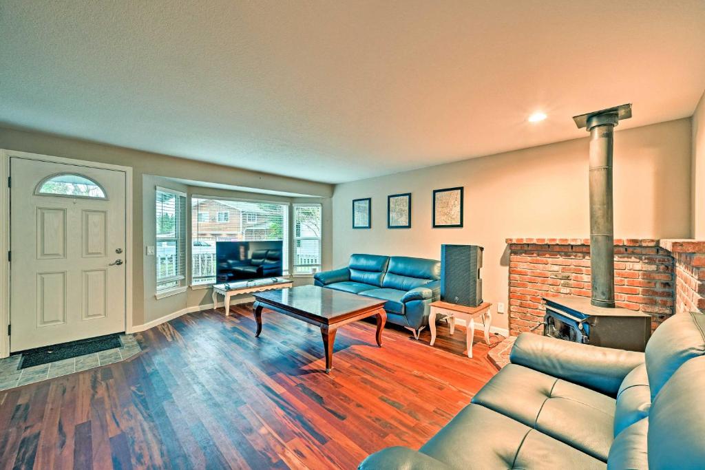 Lively Seattle Area Abode Near Parks and Golf