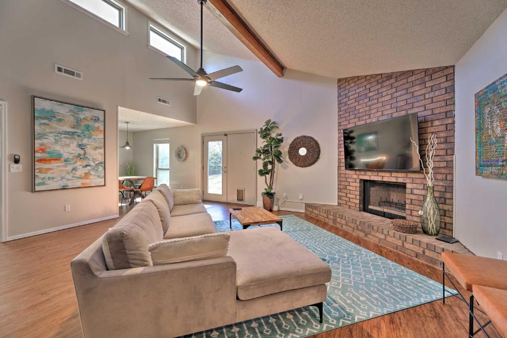 Modern Fayetteville Home Less Than 1 Mi to U of A!, Fayetteville