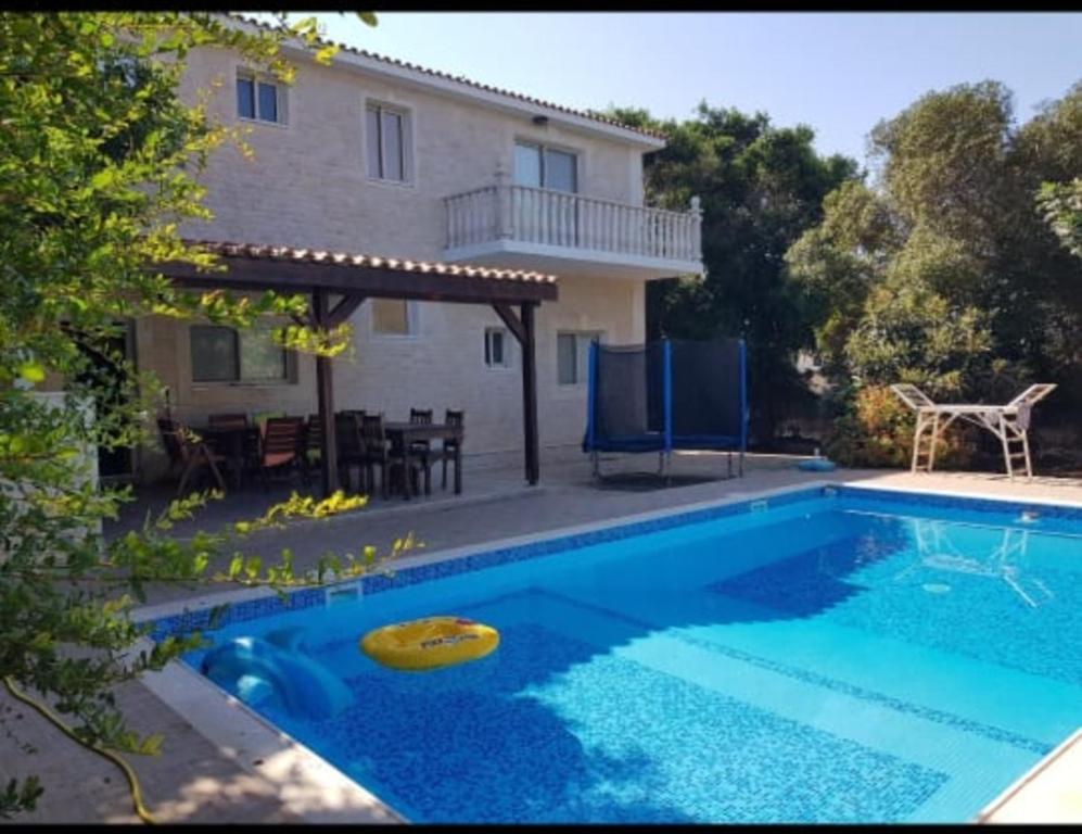 A villa located in the middle of the mountains .. photo
