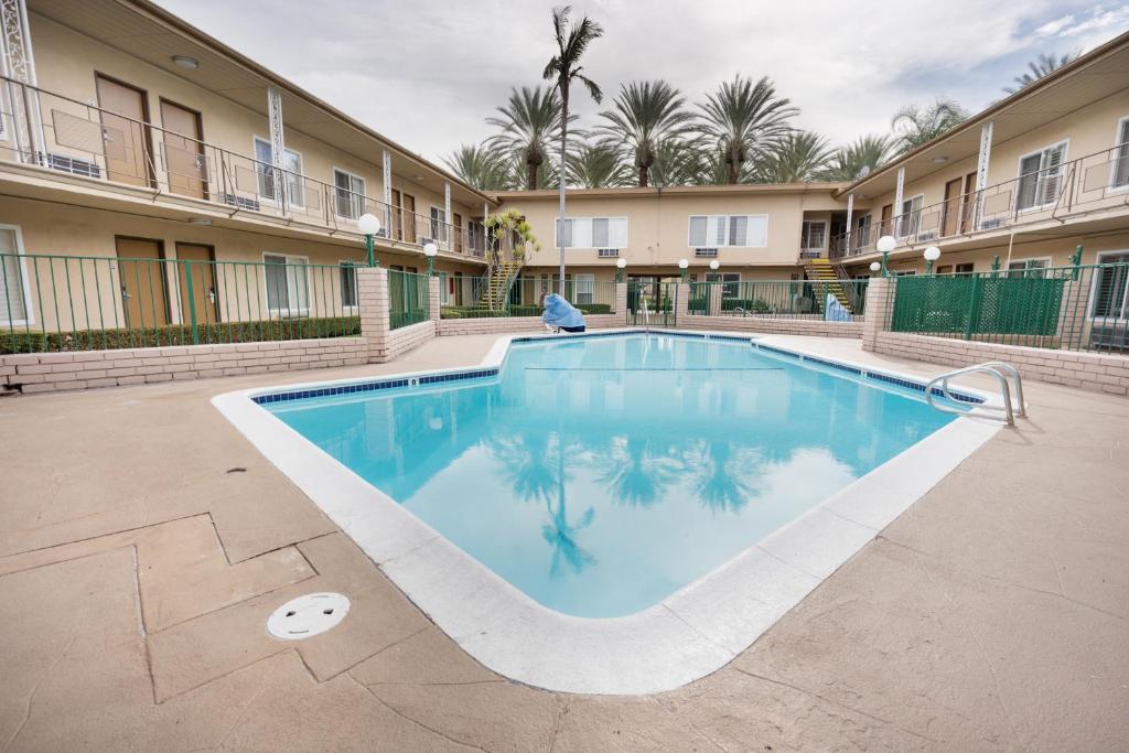 アメリカズ ベスト バリュー イン&スイーツ アナハイム コンベンション センター (Americas Best Value Inn & Suites Anaheim Convention Center) スイミングプール