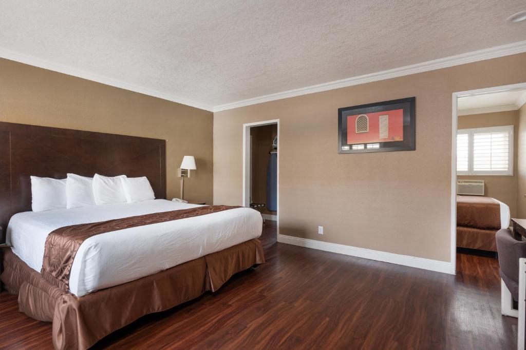 アメリカズ ベスト バリュー イン&スイーツ アナハイム コンベンション センター (Americas Best Value Inn & Suites Anaheim Convention Center)