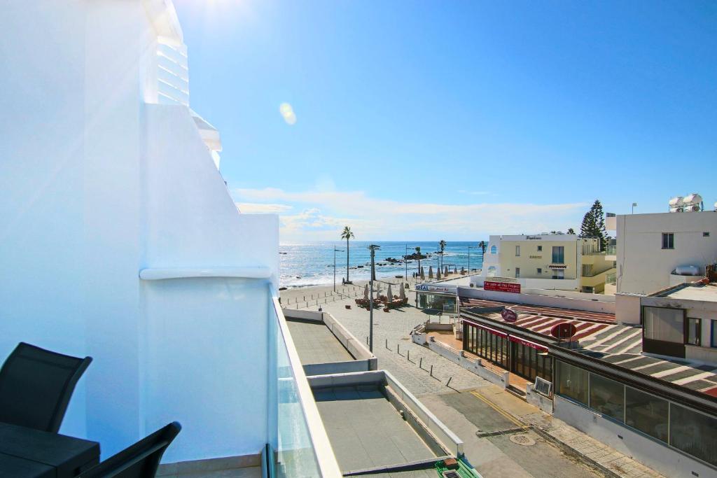 Phaedrus Living : Seaside Luxury Flat Lighthouse 70 photo