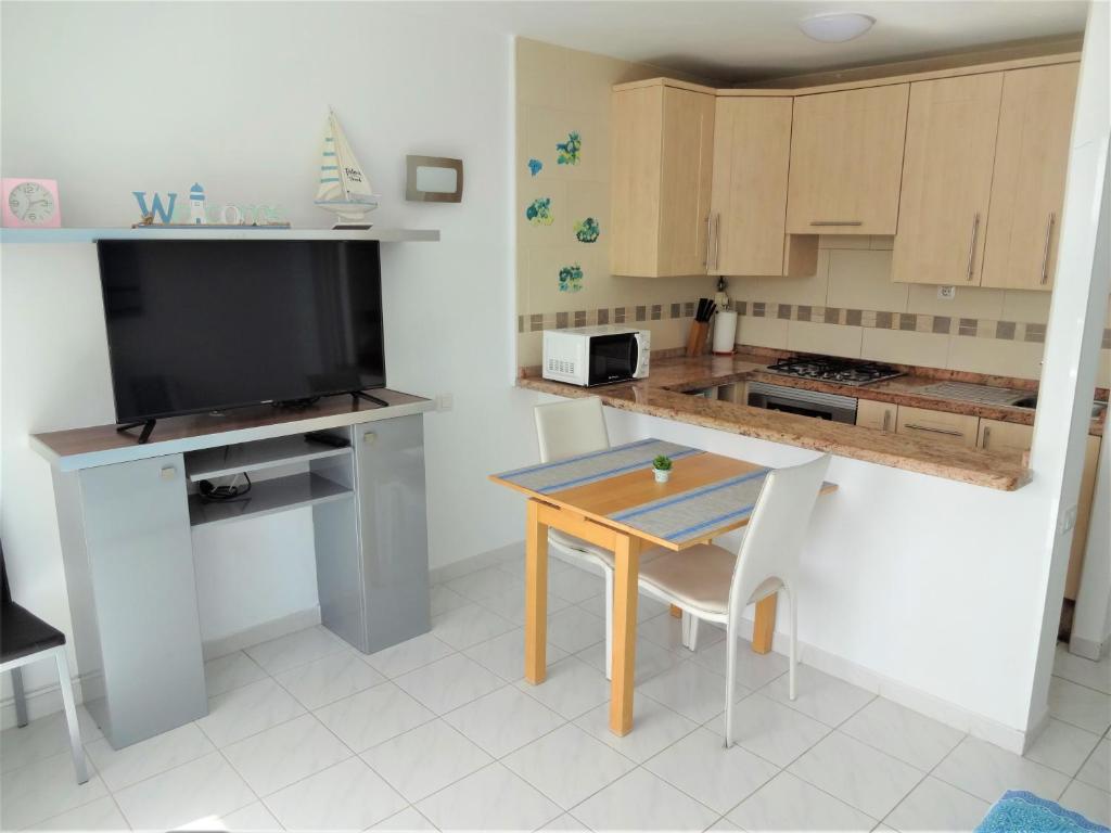South facing with sea view and free WIFI in Playa Honda heart of Las Americas - 2