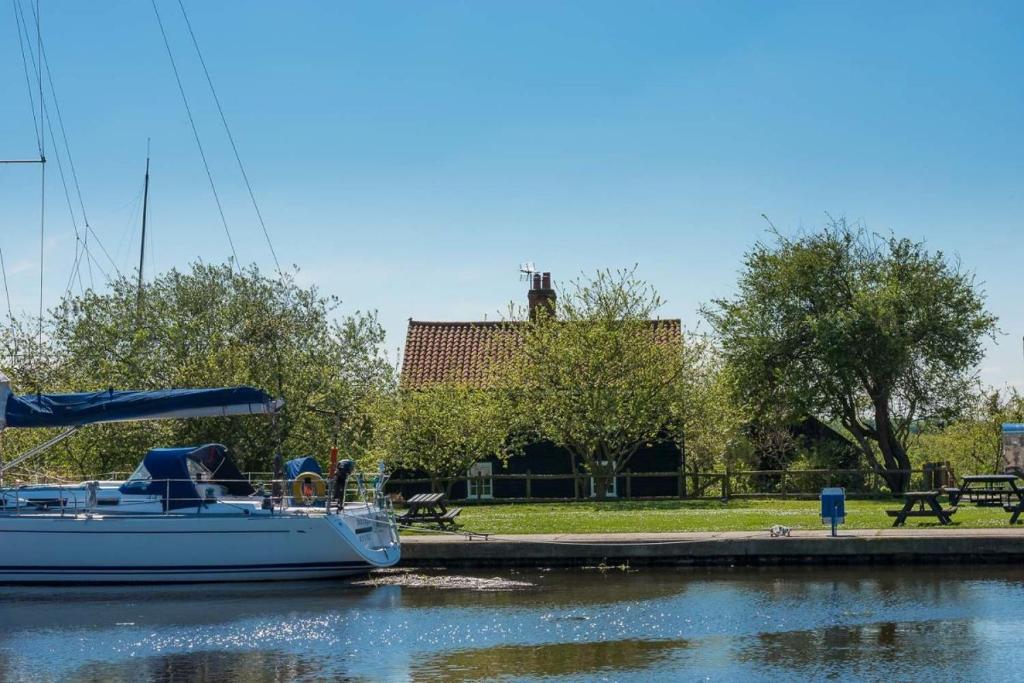 Navigation Cottage on the Historic Sea Lock overlooking the Nature Reserve, Maldon