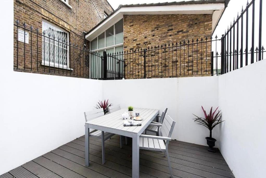 Beautiful 2BR flat with free parking in West London photo
