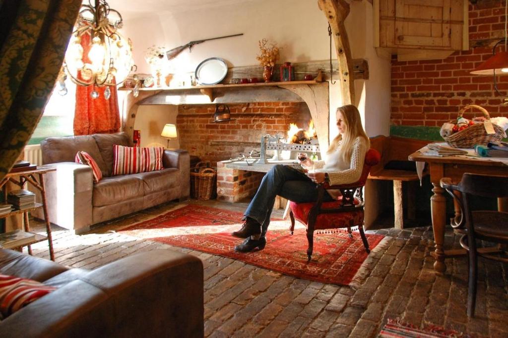 Orchard Cottage cosy rustic comfort just across the fields to a great Pub, Edwardstone
