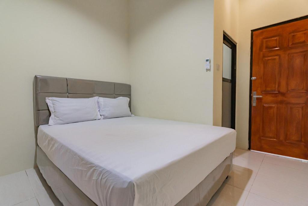 RedDoorz near Terminal Tirtonadi 2 photo