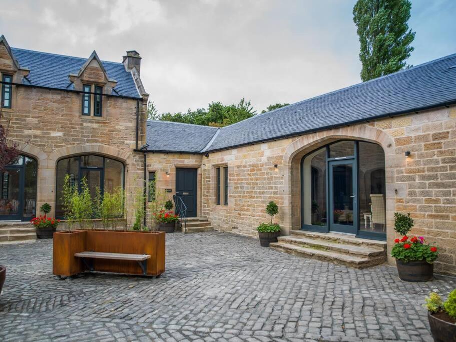 Stunning Edinburgh 1820s stables converted studio, Edimburgo