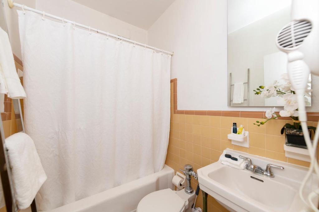 Miami Beach Suites & Bar photo