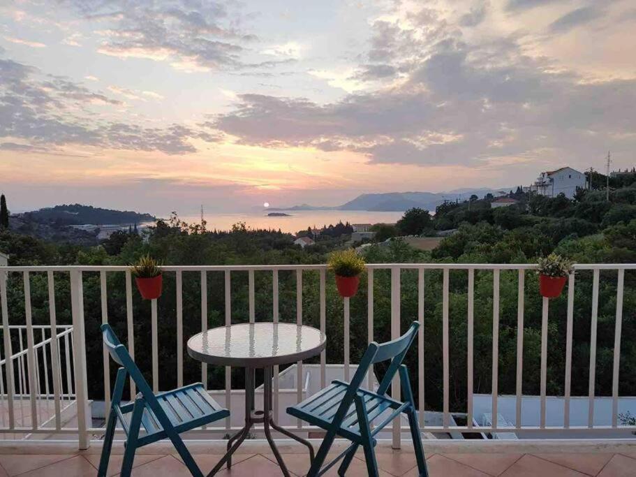 Lovely split level apartment with sea view, pool, free parking and WiFi, Cavtat