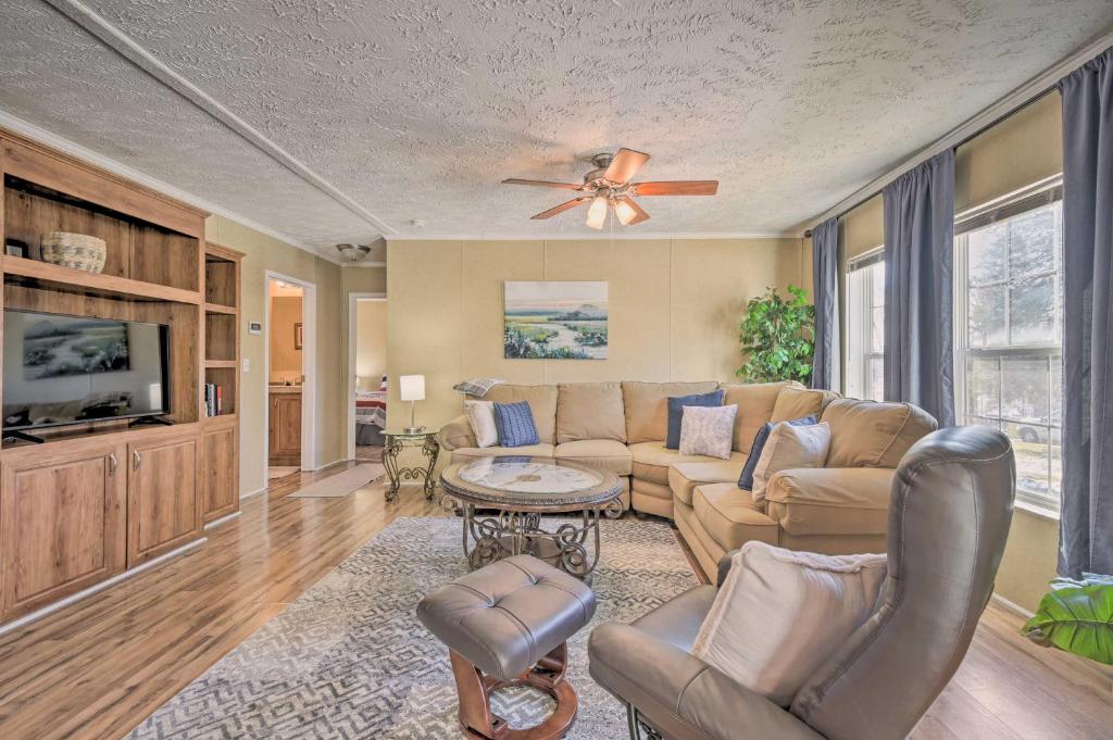 Quiet and Inviting Home with Grill Dogs Welcome!