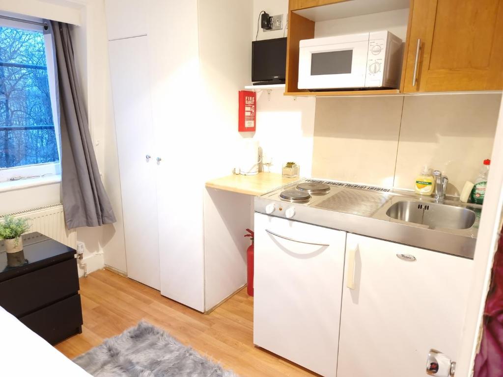 F22-Compact 4th Flr Studio fits 1- Near Paddington Station photo