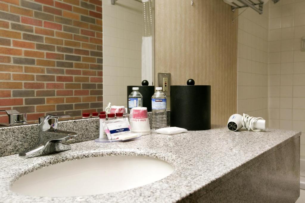 Ramada By Wyndham Lethbridge Photo 40