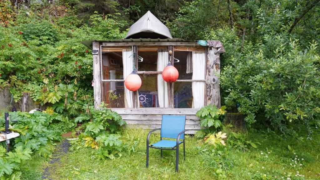 Nauti Otter Inn and Yurt Village photo