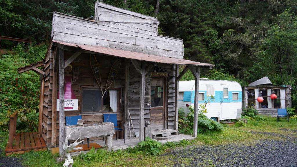 Nauti Otter Inn and Yurt Village photo
