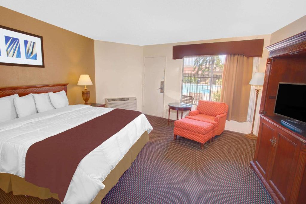 Travelodge Inn & Suites By Wyndham Yucca Valley/joshua Tree Photo 29