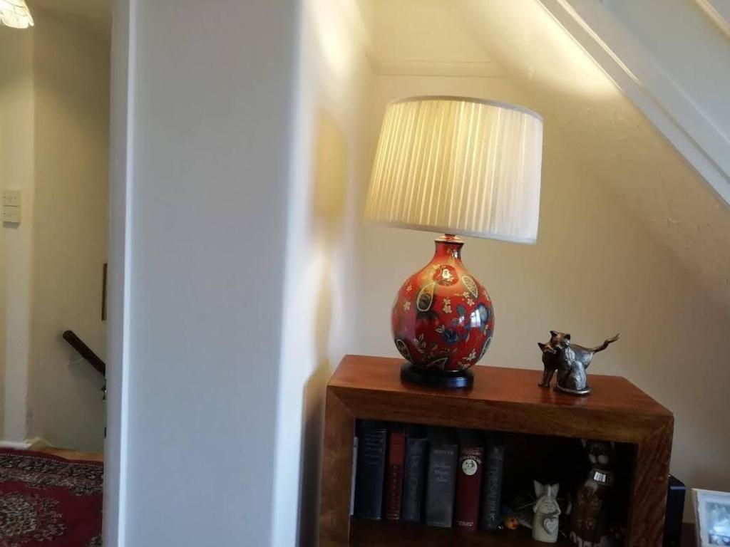 Cozy Loft in Bushey, 20 mins by train to Euston London photo