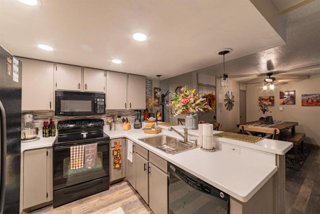 Giant Steps 12 Rustic Retreat ski in out, Brian Head