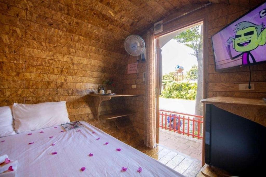 Shared lounge/TV area