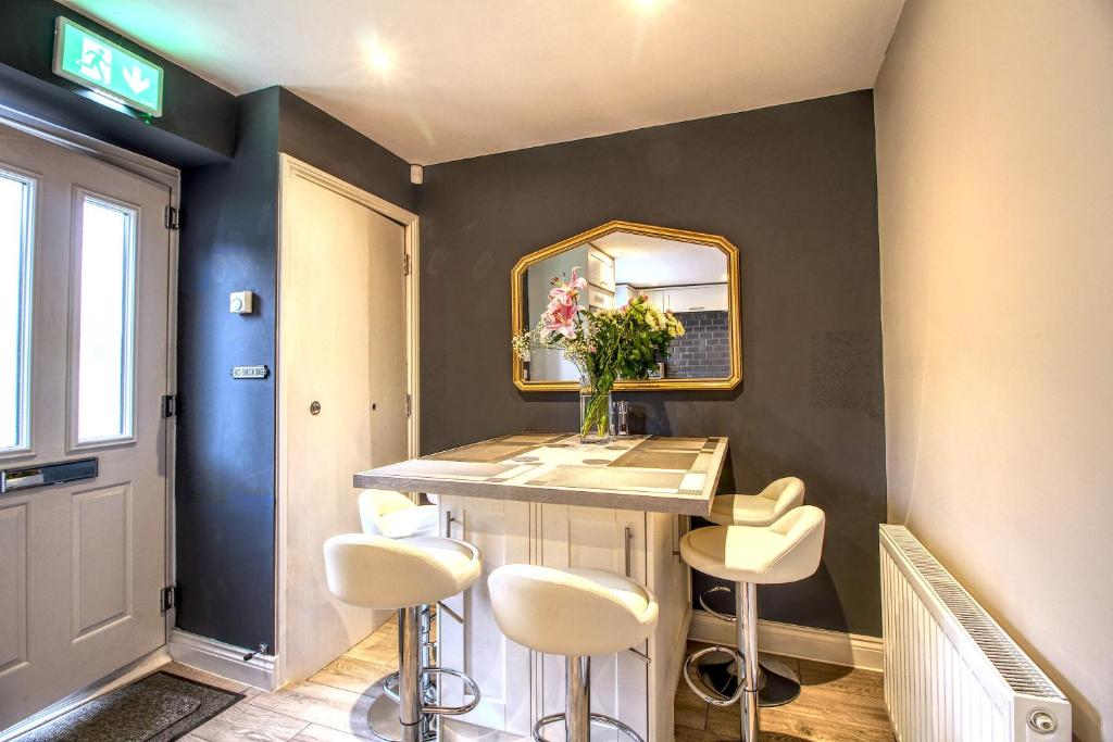 6 Dbl Bed, Central Huddersfield house inc parking, Huddersfield