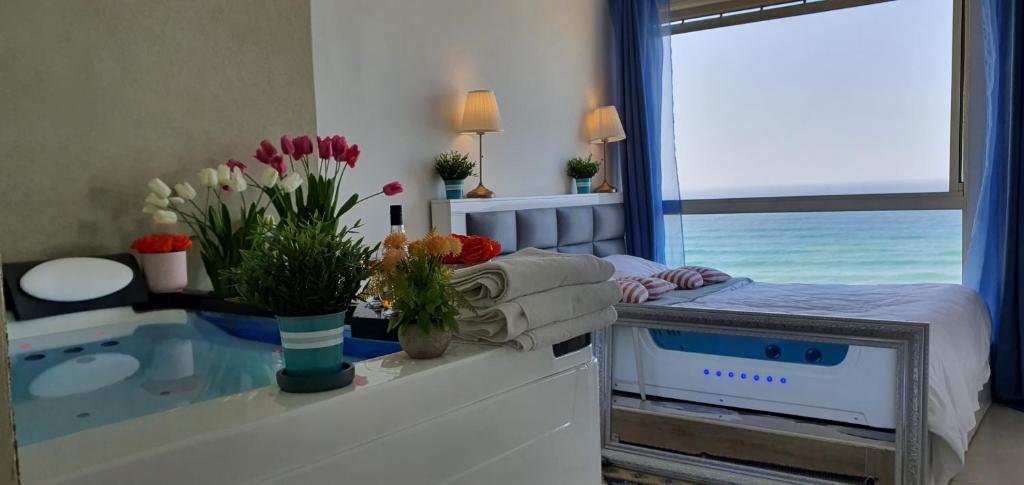 Royal suite with sea view- private jaccuzi-Also suitable for orthodox people, Netanja