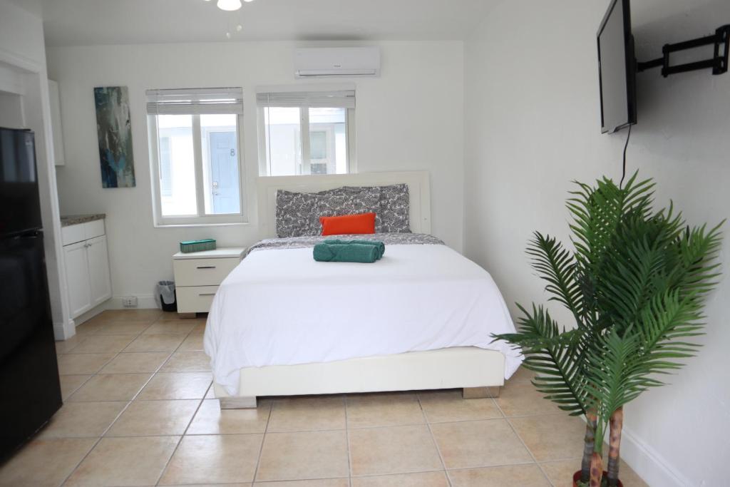 Singer Island Inn Studio/ Walk to the Beach photo