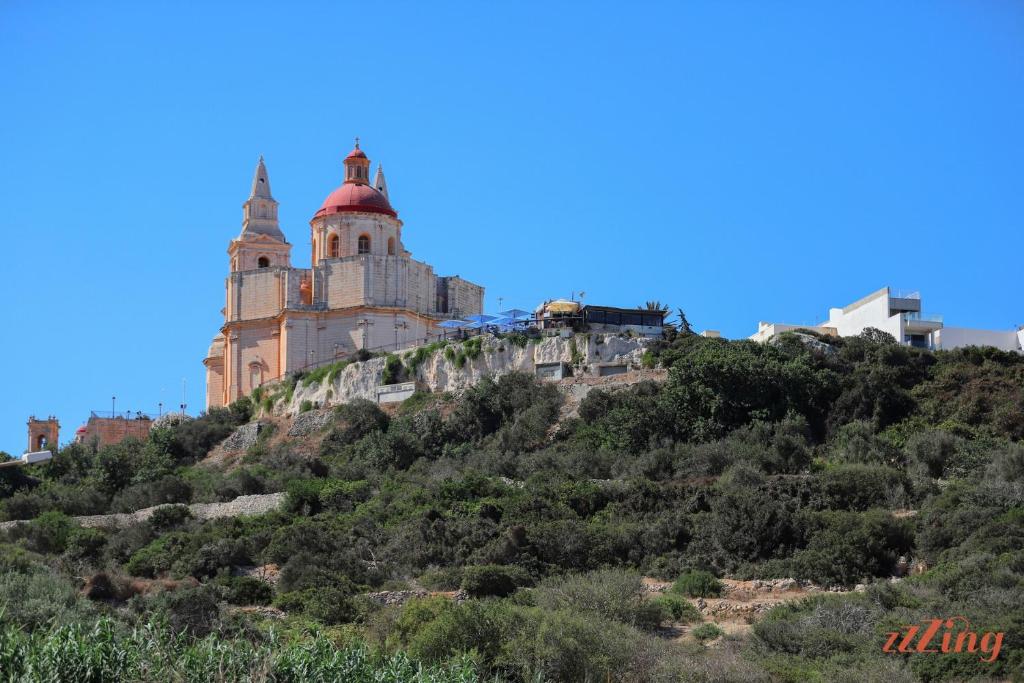 Seaside Apt with Side Sea Views - New, Mellieħa