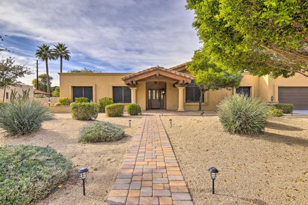 11 Mi to Phoenix Tempe Escape with Patio and Bar!, Tempe